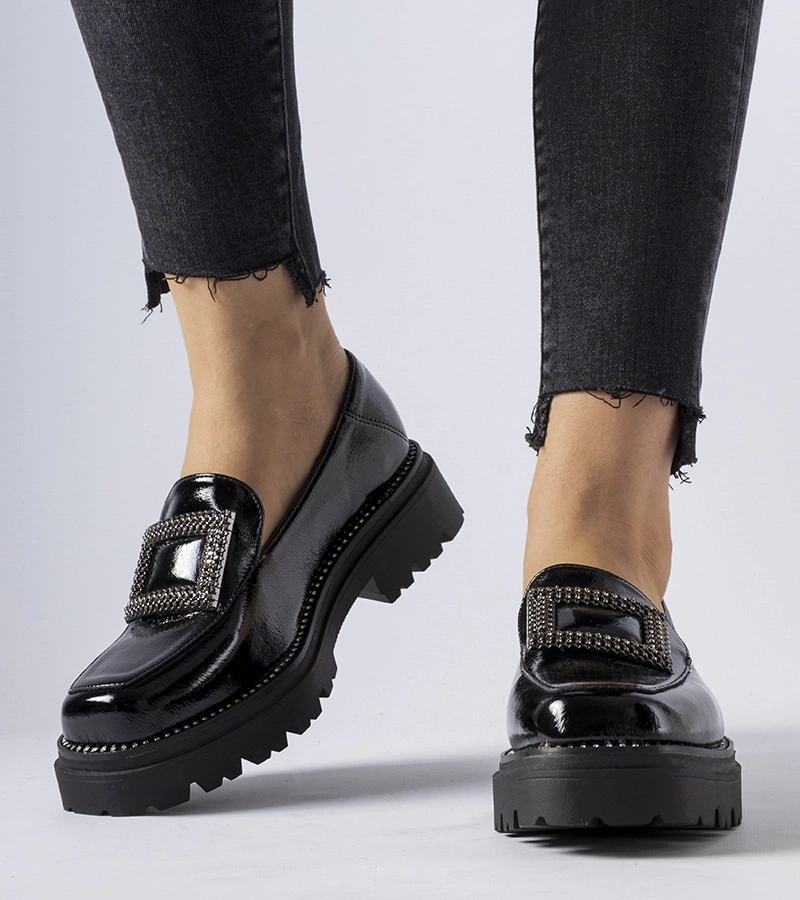 Czarne lakierowane mokasyny z cyrkoniami Clarks