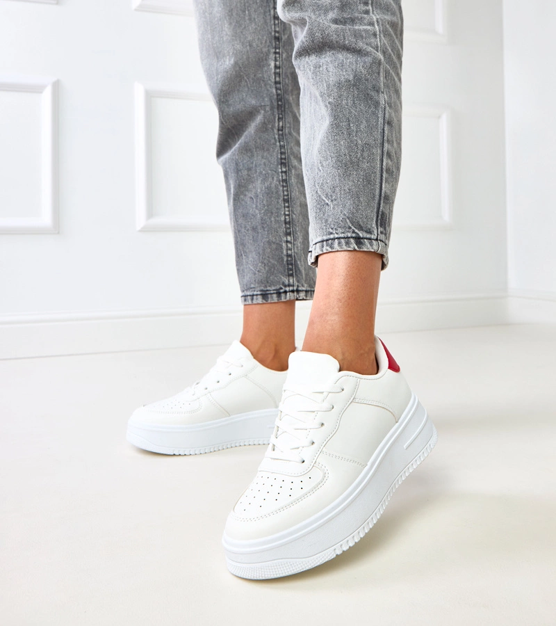 Białe sneakersy na platformie z czerwoną wstawką Britney