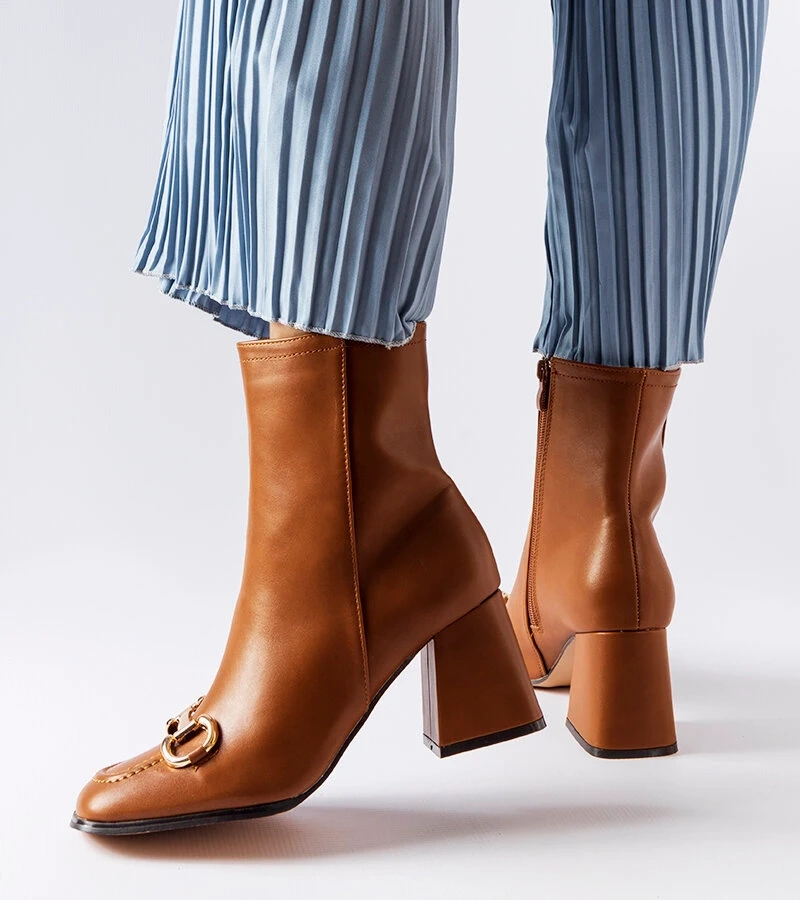 Brązowe botki na słupku Castione