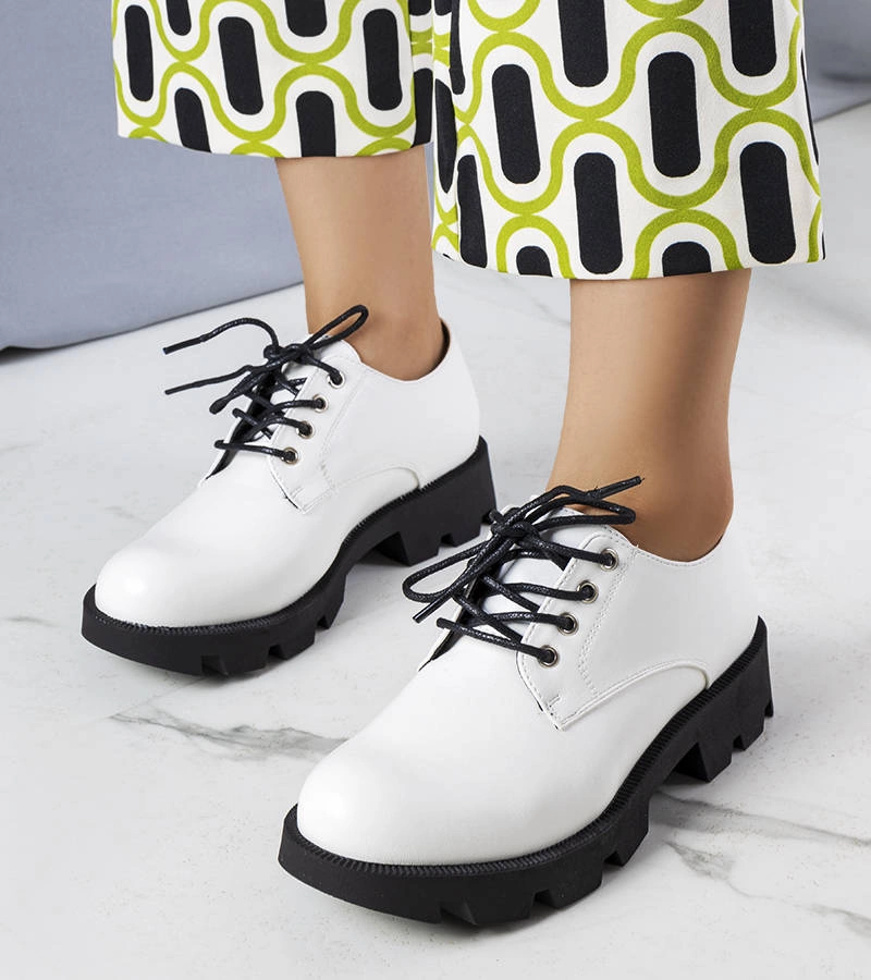 Białe półbuty na masywnej podeszwie Josephine