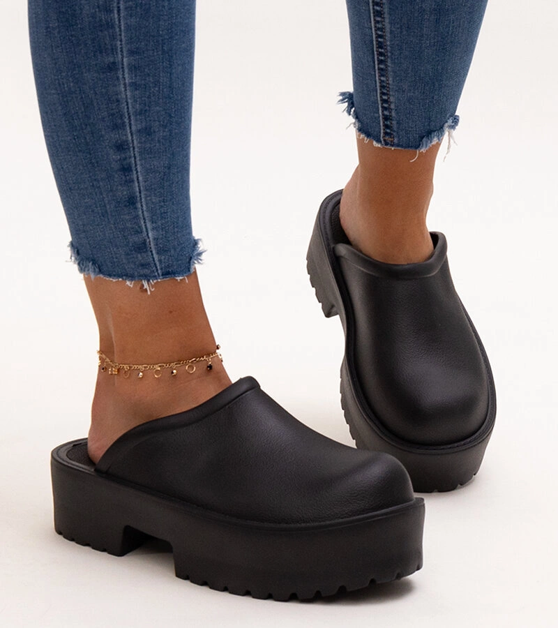 Czarne klapki na masywnej podeszwie Hussa