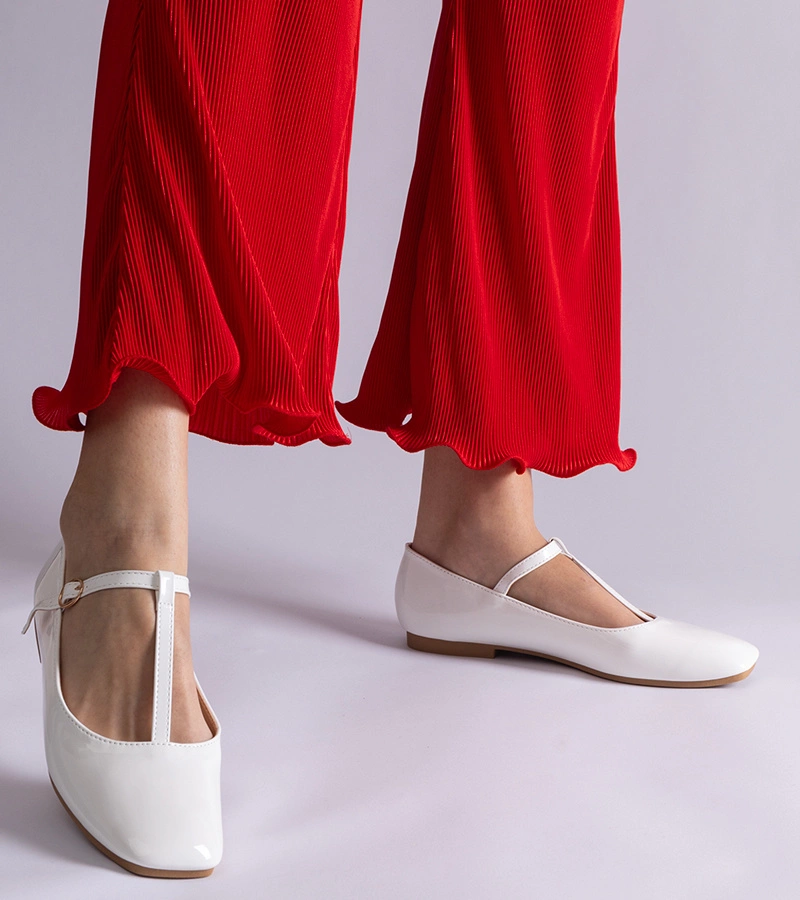 Białe lakierowane balerinki z paskiem Marseille