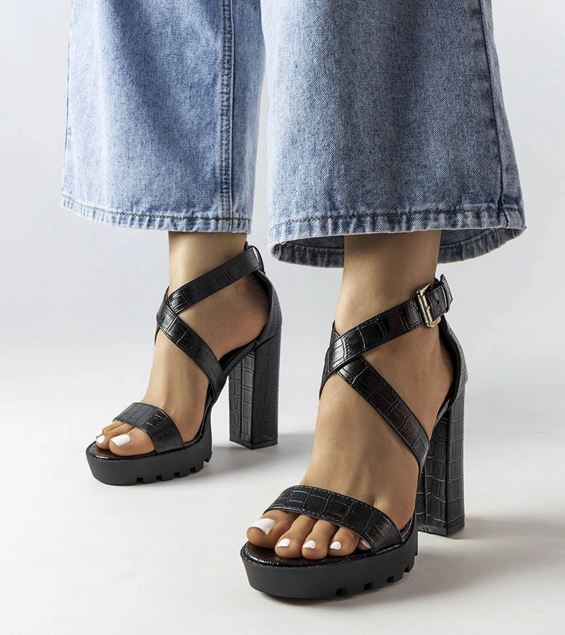 Czarne sandały na wysokim słupku Trépanier