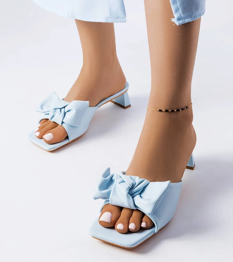 Niebieskie klapki na obcasie z kokardką Oak