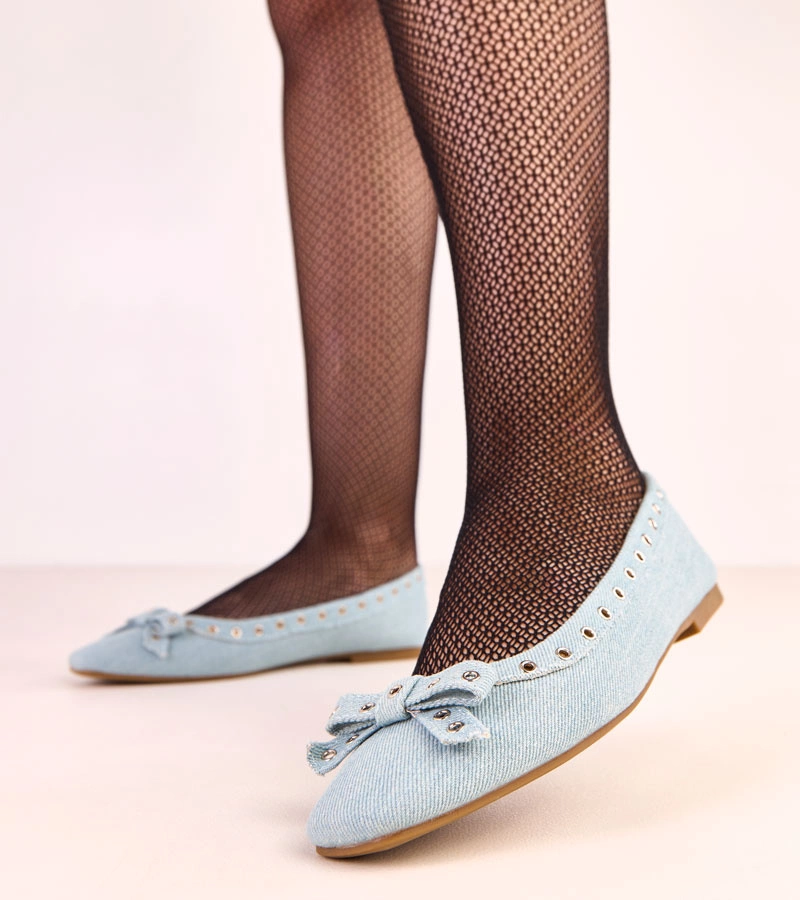 Jeansowe baleriny z ozdobnymi oczkami i kokardką Baisa