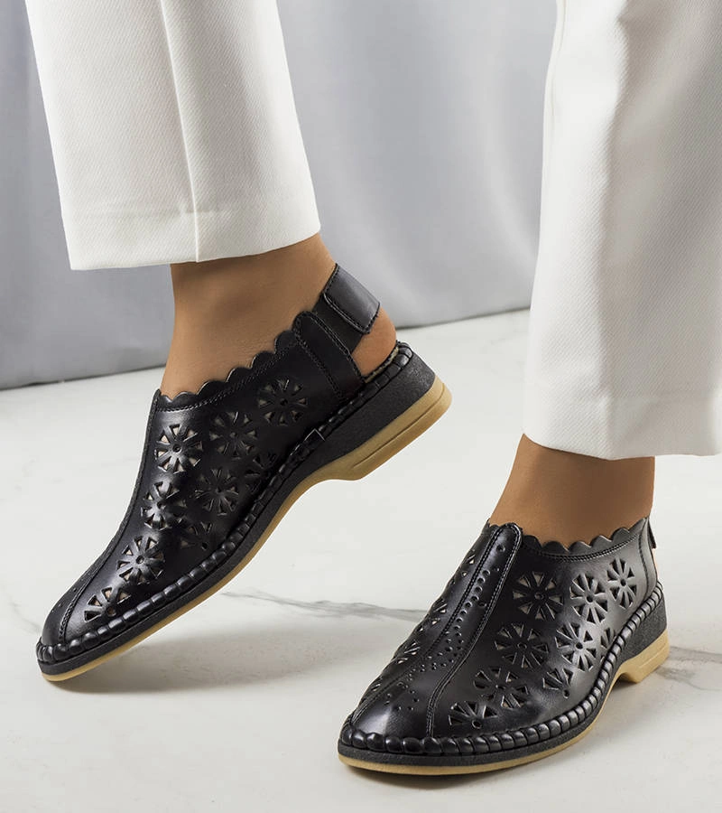 Czarne ażurowe klapki Ferre