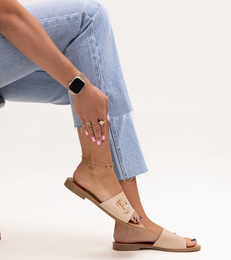 Beżowe klapki z klamerką Almeita