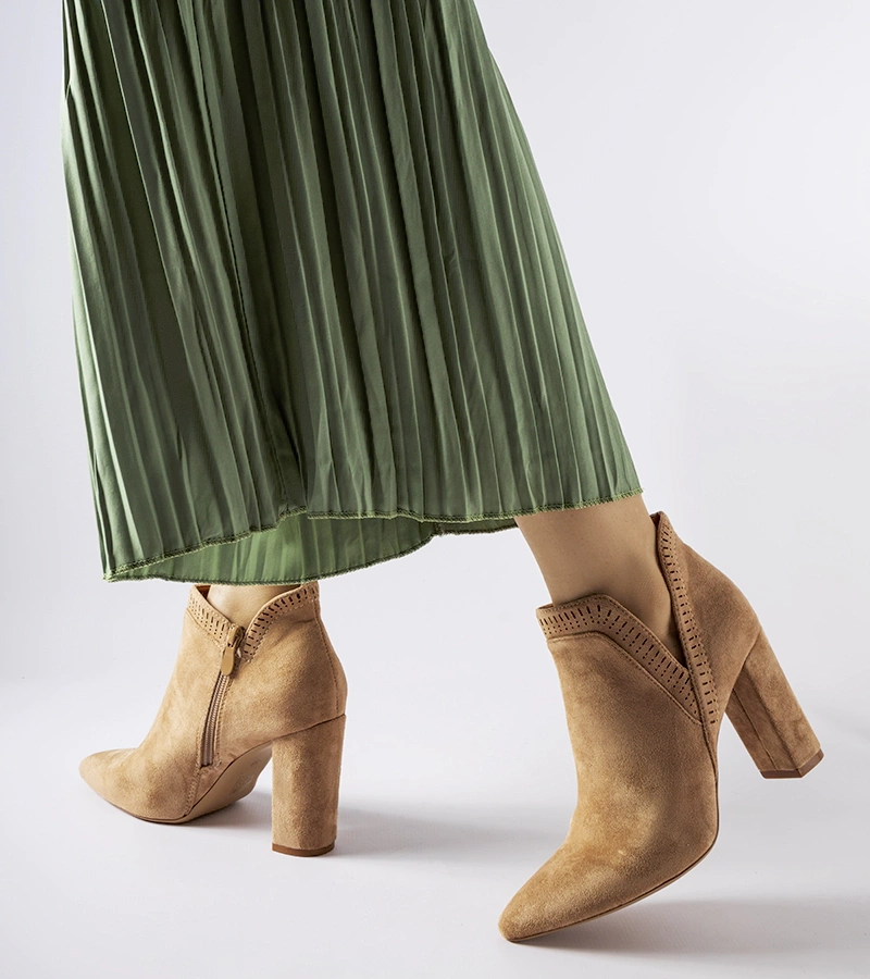 Beżowe zamszowe botki Cammoro