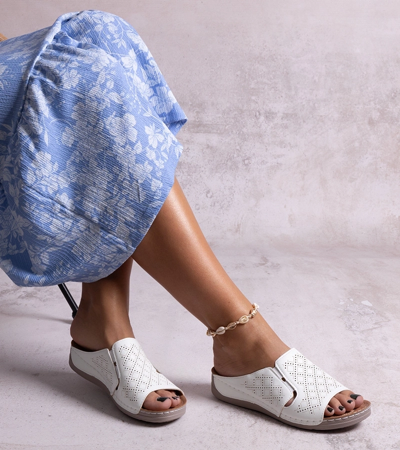 Białe perforowane klapki Marouna