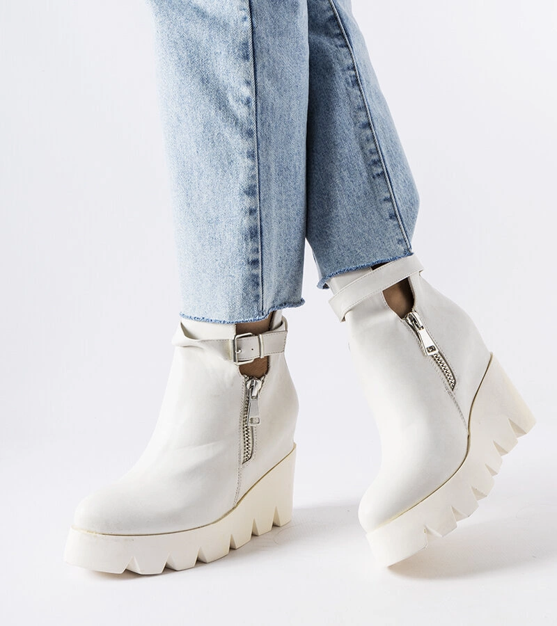 Białe botki na koturnie Sherri