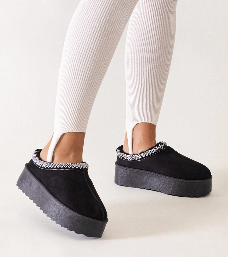 Czarne kapcie zdobione haftem na wysokiej platformie Luanela