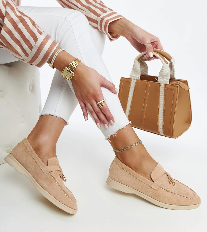 Beżowe mokasyny z metalową zawieszką Fiorano