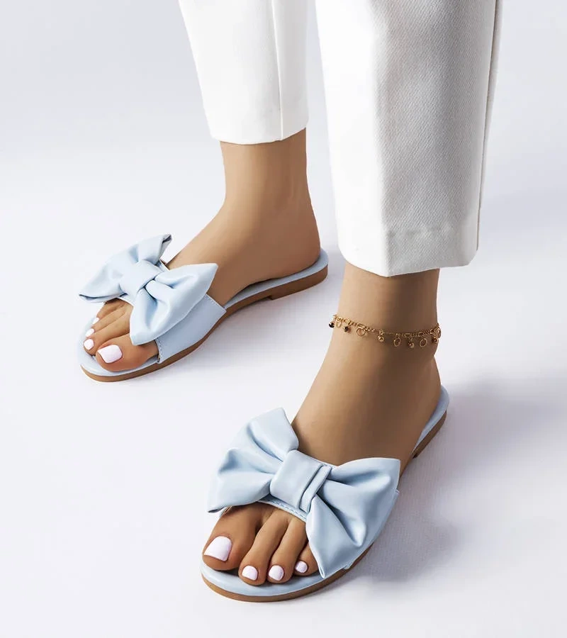 Niebieskie eleganckie klapki z kokardą Garnier