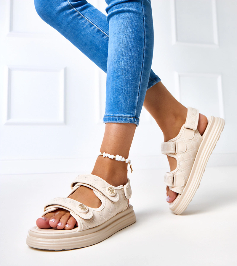 Beżowe sandały z regulowanymi paskami Brodni