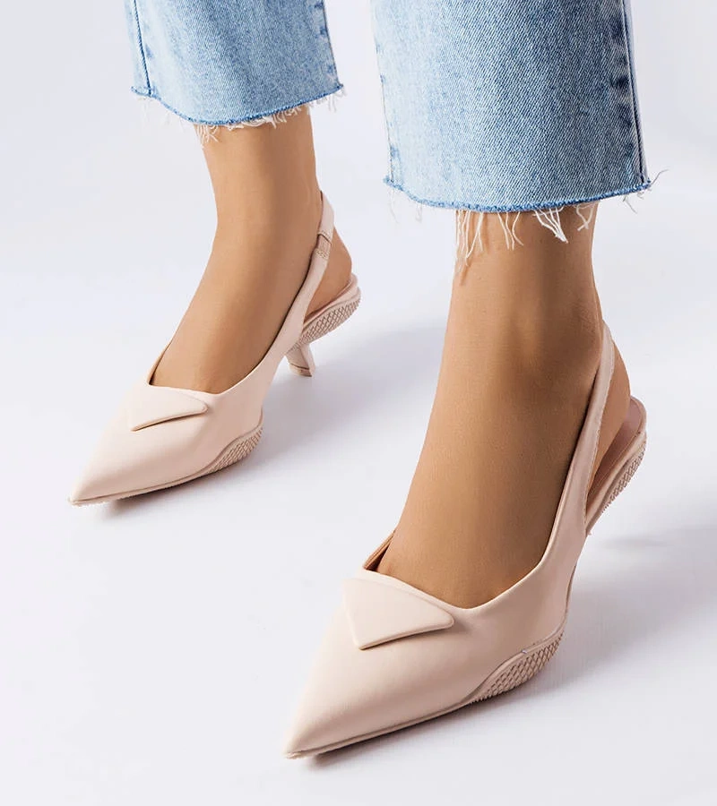 Beżowe sandały na niskim obcasie Labonté