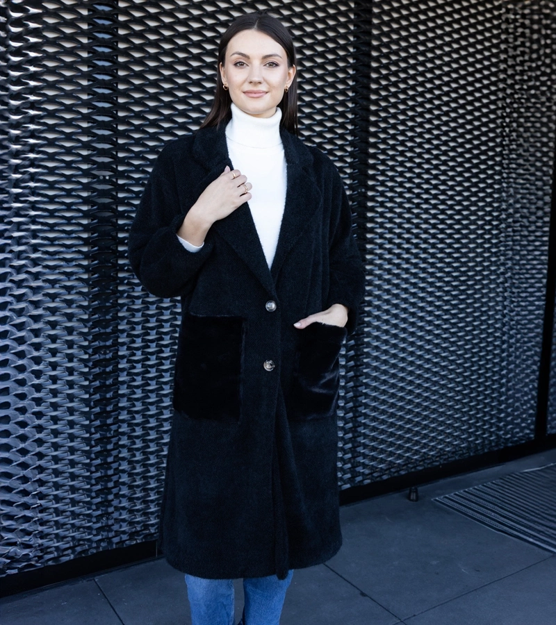 Długi czarny płaszcz z pluszowymi kieszonkami Badra