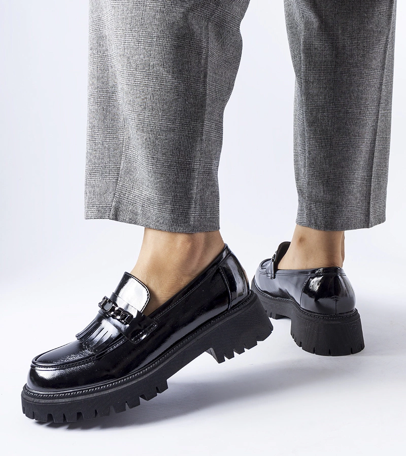 Czarne lakierowane mokasyny z klamerką Agordina