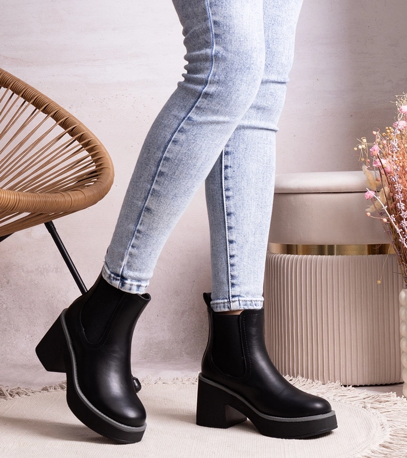 Czarne botki na słupku Lidea