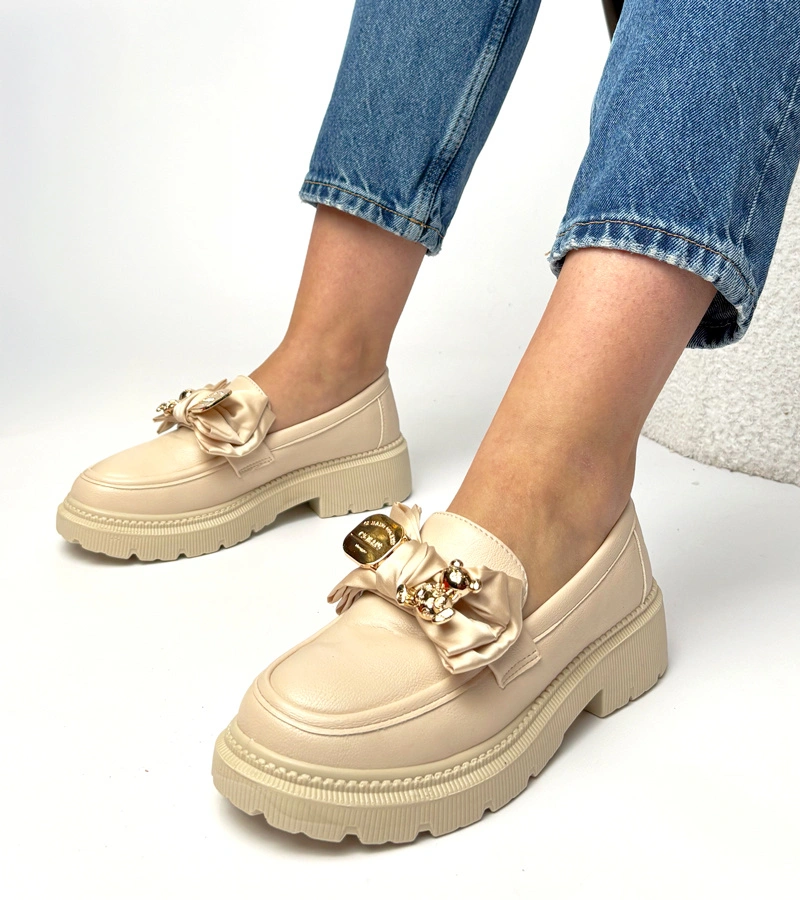 Beżowe mokasyny z ozdobą Isabella