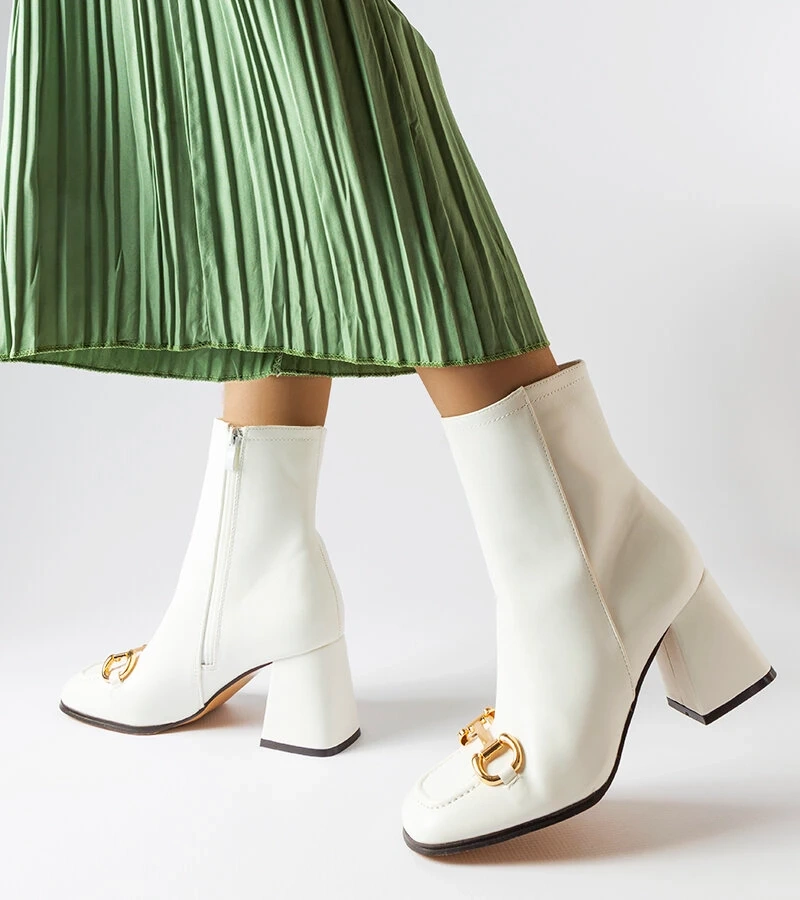 Białe botki na słupku Castione