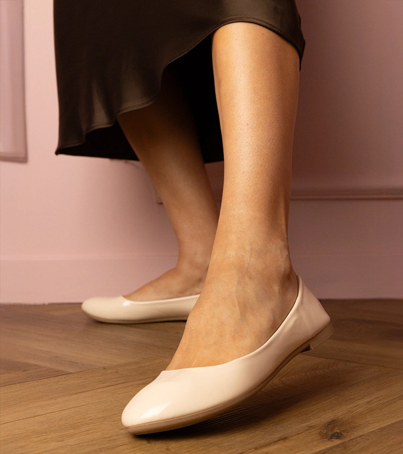 Beżowe lakierowane balerinki Aurika