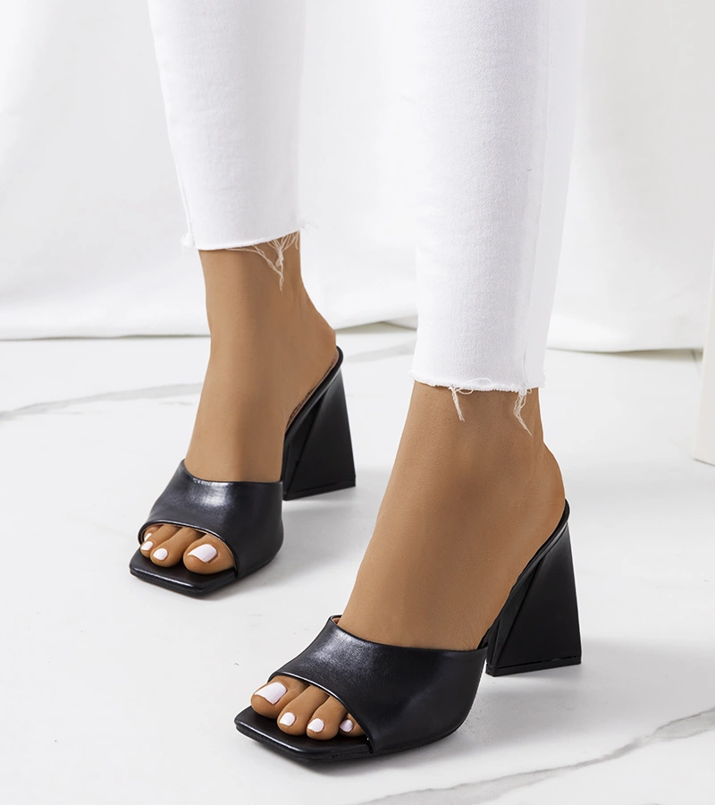 Czarne klapki na słupku Istila