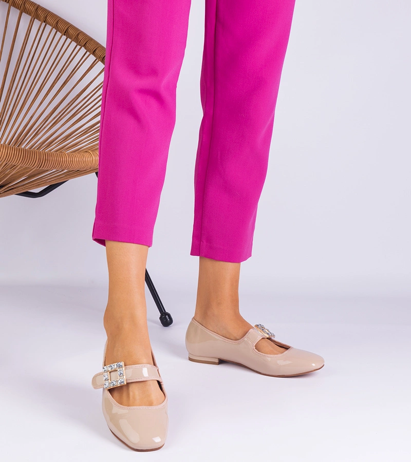 Beżowe balerinki lakierowane zdobione klamrą Furseda