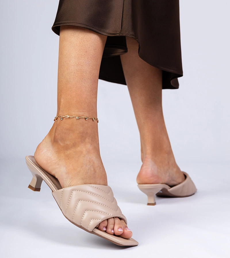 Beżowe klapki na niskim obcasie Launay