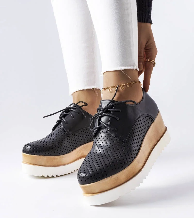 Czarne ażurowe półbuty na koturnie Laurent