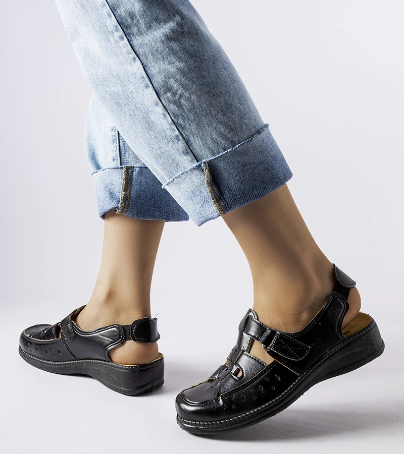 Czarne sandały ażurowe Nekra