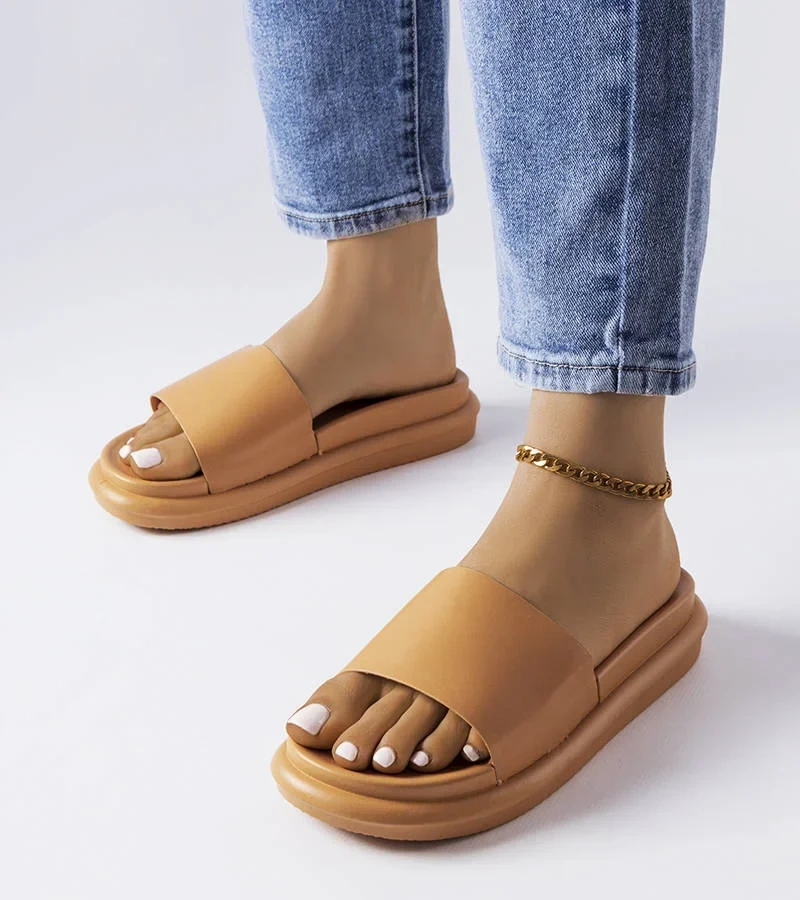 Brązowe klapki na platformie Paquette