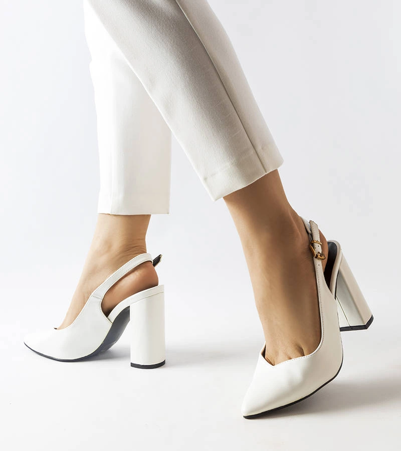 Białe czółenka z odkrytą piętą Wechsler