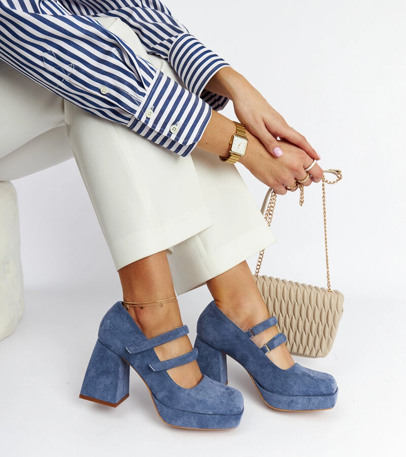 Niebieskie czółenka na masywnym słupku Cher