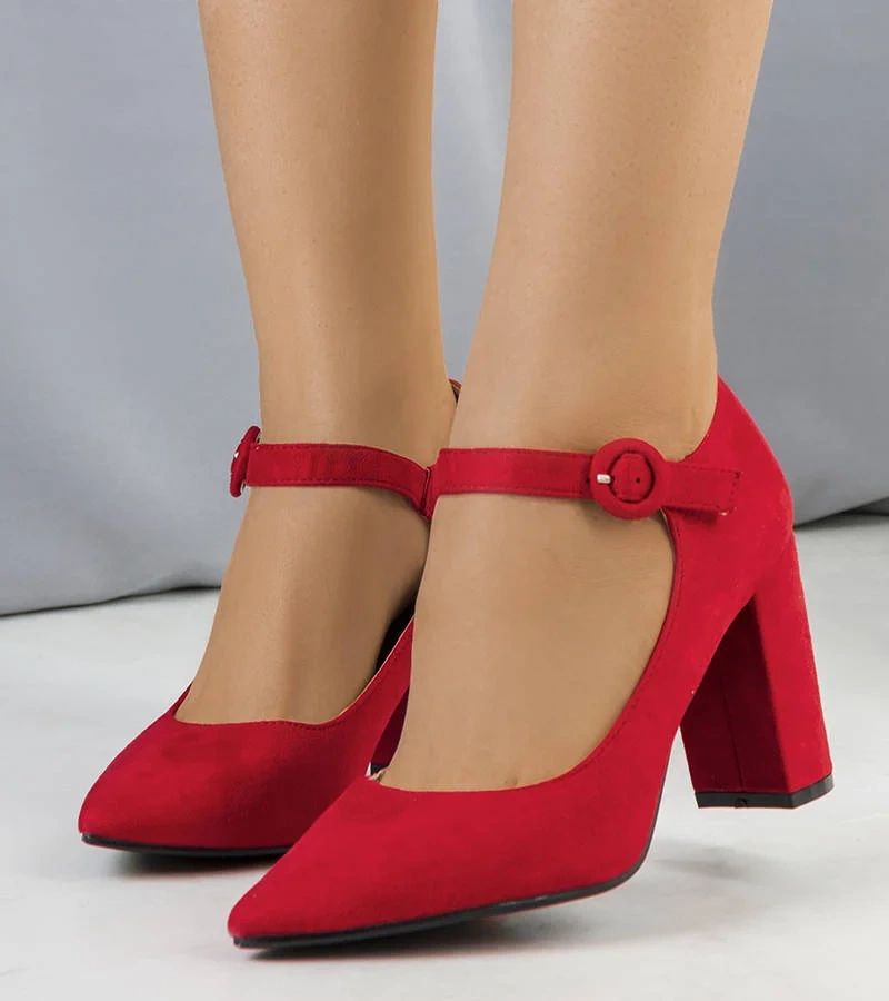 Czerwone czółenka na słupku Keller