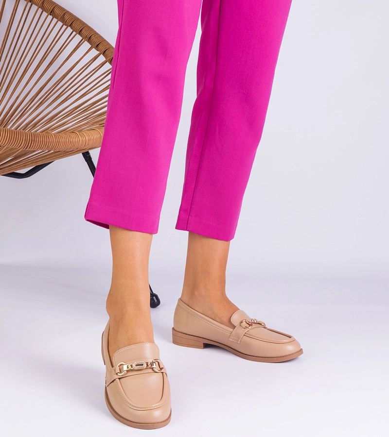 Beżowe damskie mokasyny ze złotym zdobieniem i cyrkoniami Mikasa