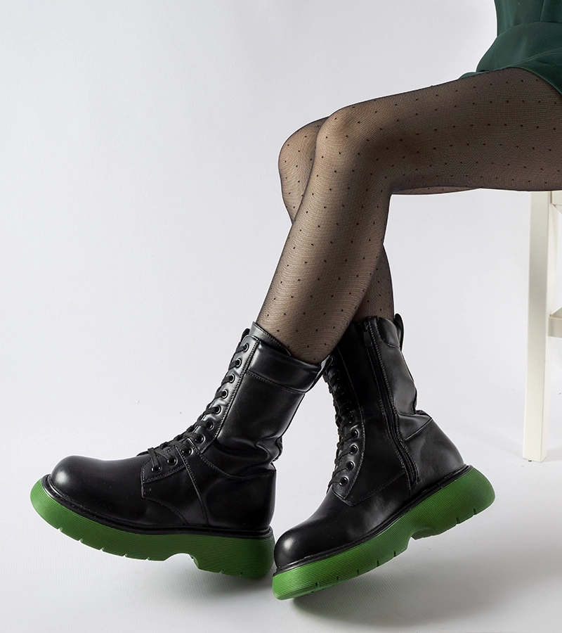 Czarne ocieplane glany z zieloną podeszwą Beata