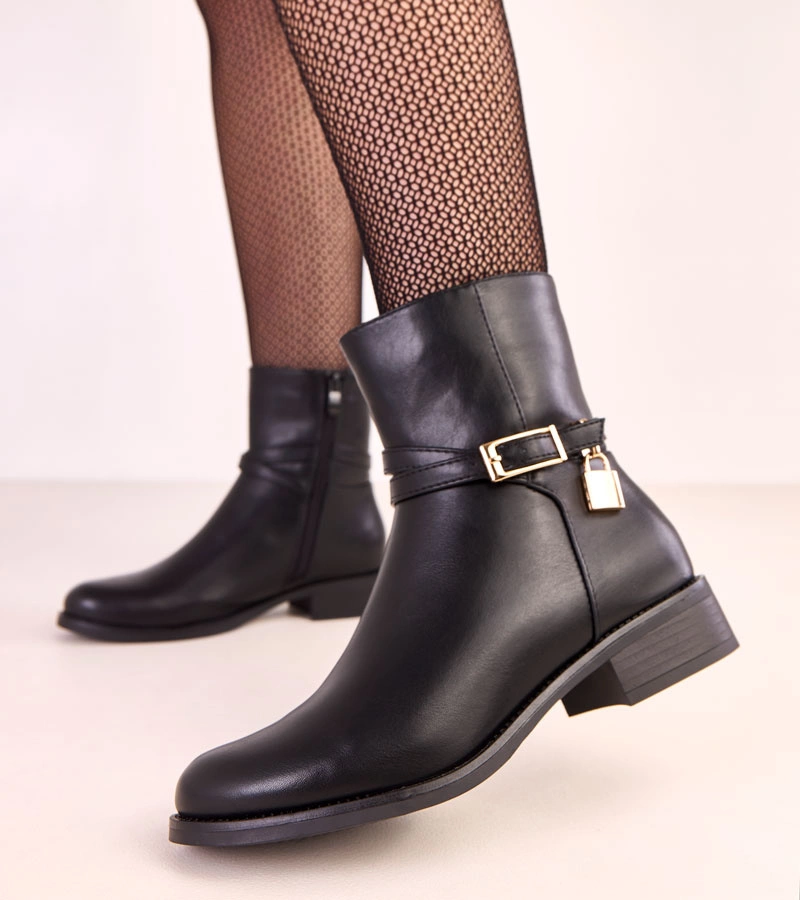 Czarne botki z klamrą i kłódką Zema