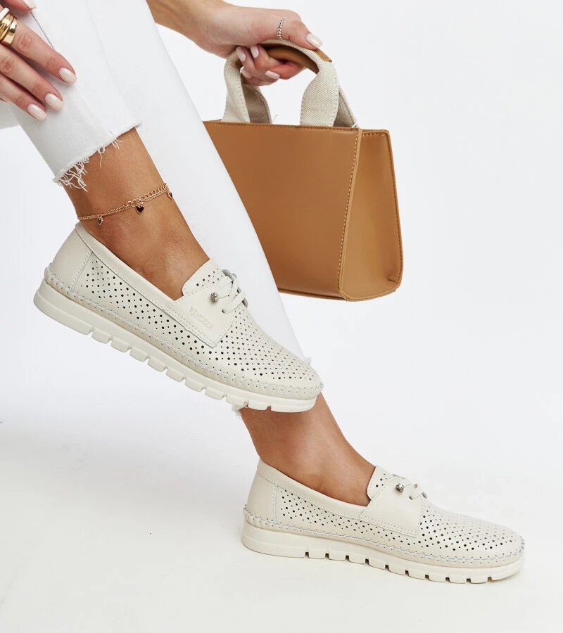 Beżowe skórzane pólbuty ażurowe Vinceza