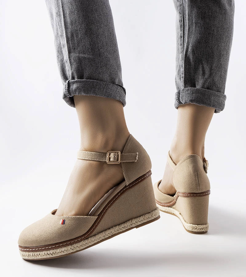 Beżowe espadryle na koturnie Adelinda