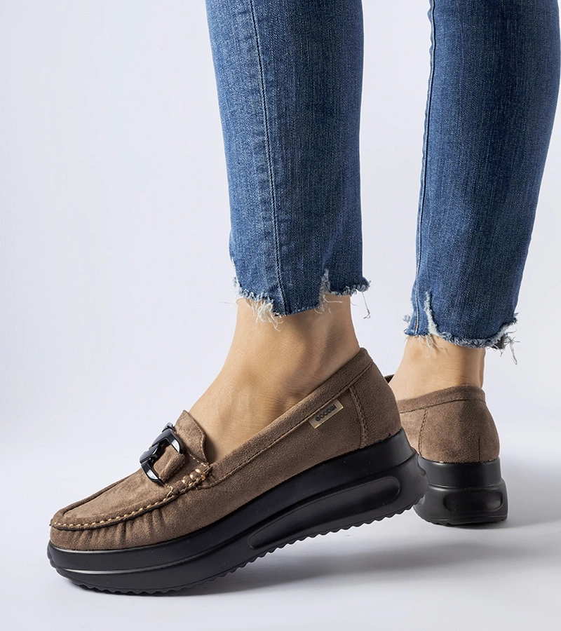 Brązowe mokasyny na koturnie eko-zamsz Vigolo