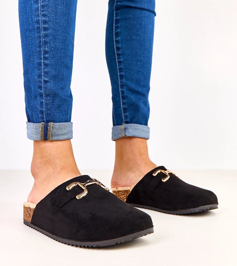 Czarne zabudowane kapcie ze złotą ozdobą Stenley