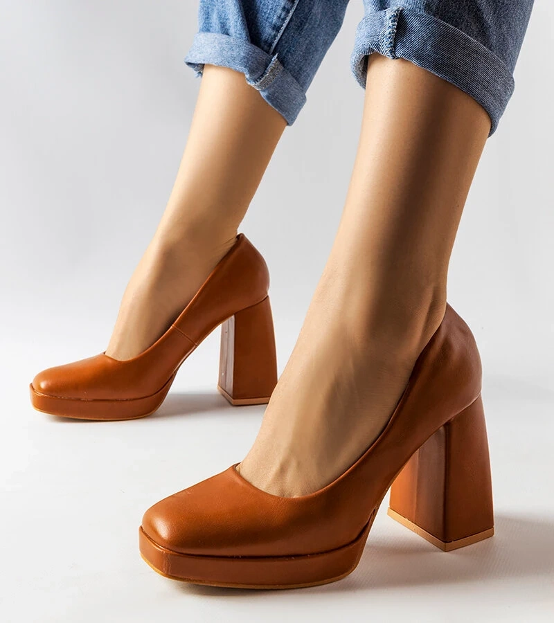 Brązowe czółenka na wysokim słupku Mailly