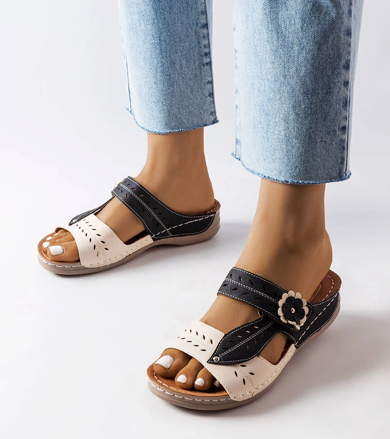 Czarne klapki na niskiej koturnie Jolanta