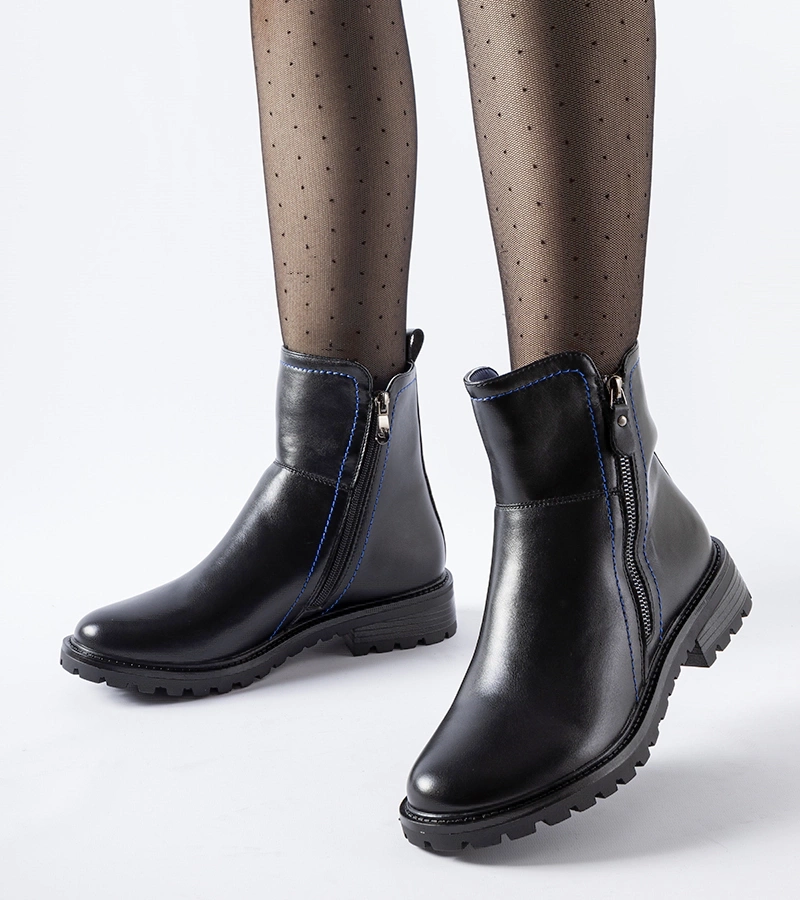 Czarne botki z ozdobną niebieską nitką Nereo