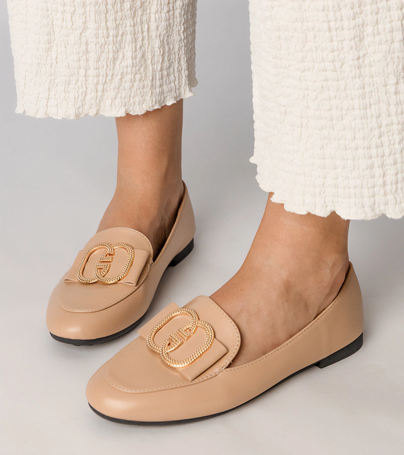 Kremowe mokasyny damskie ze złotą ozdobą Frada