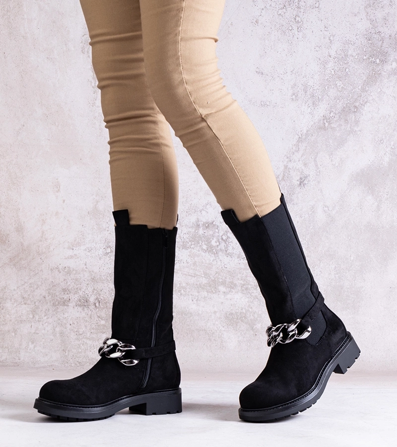 Czarne botki damskie zdobione łańcuchem Yasarna