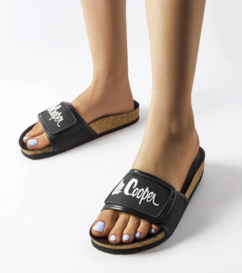 Czarne klapki Lee Cooper LCW-22-35-1189L