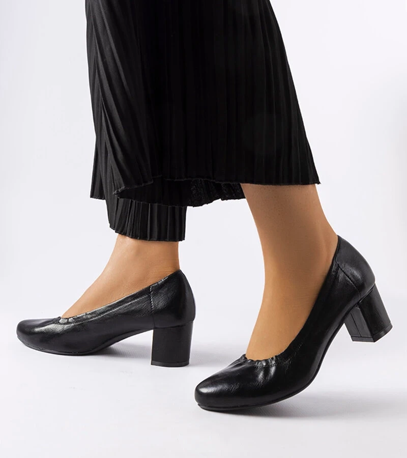 Czarne czółenka na słupku Ploufe