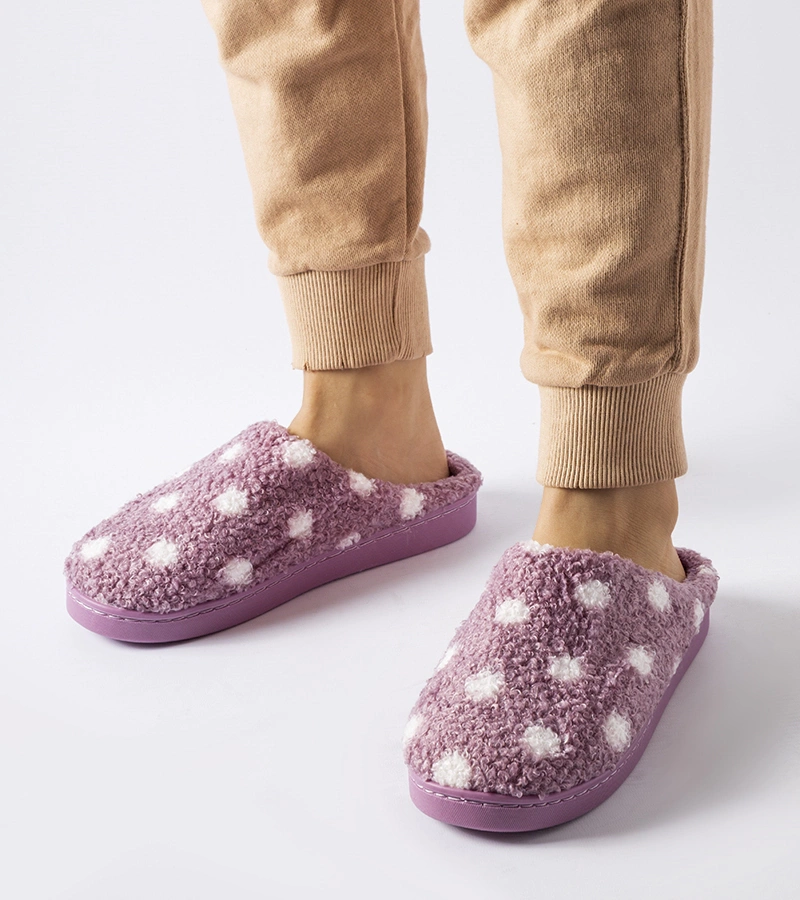 Fioletowe ciepłe kapcie w białe kropki Laino