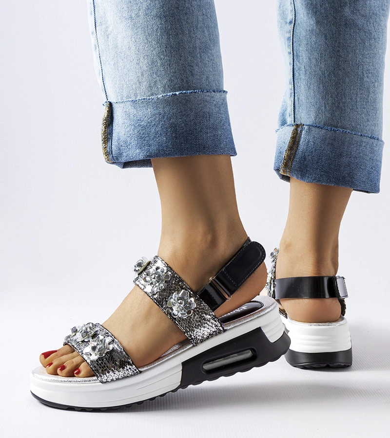 Srebrne sandały na koturnie z kwiatkami Stamford